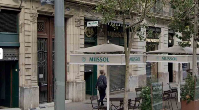 Gran nube de humo por un incendio en un restaurante de la calle Aragó Gran nube de humo por un incendio en un restaurante de la calle Aragó