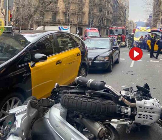 Tres heridos tras sufrir un taxista un desvanecimiento en el Eixample Tres heridos tras sufrir un taxista un desvanecimiento en el Eixample