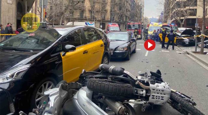 Tres heridos tras sufrir un taxista un desvanecimiento en el Eixample Tres heridos tras sufrir un taxista un desvanecimiento en el Eixample