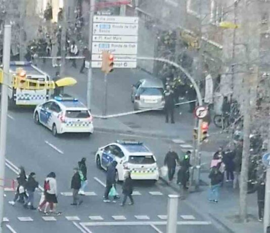 Tres peatones heridos por un coche a la fuga en Nou Barris Tres peatones heridos por un coche a la fuga en Nou Barris