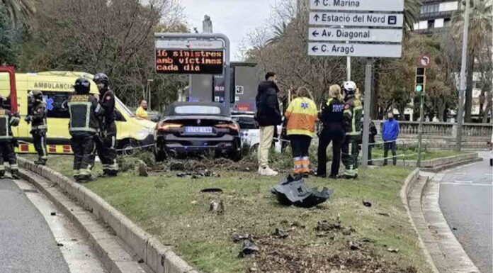 Un BMW termina en una isleta de la Plaza Tetuán por un accidente Un BMW termina en una isleta de la Plaza Tetuán por un accidente