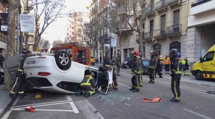 Vuelca un coche en un accidente en la calle Diputación, en el Eixample Vuelca un coche en un accidente en la calle Diputación