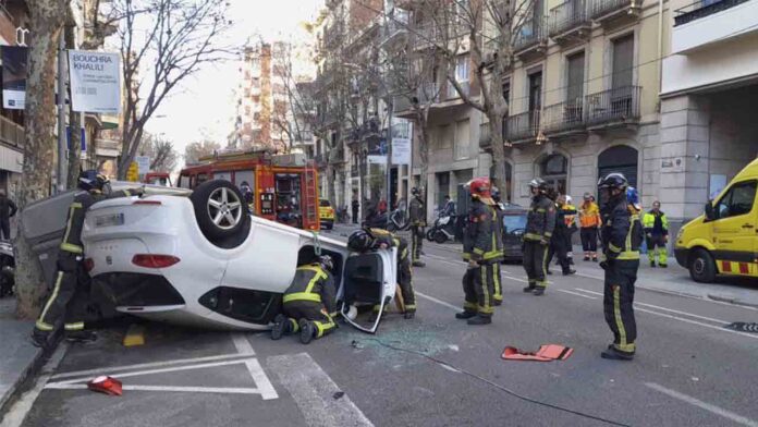 Vuelca un coche en un accidente en la calle Diputación