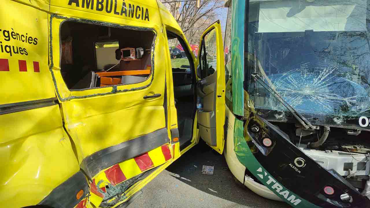 Un tranvía descarrila al chocar con una ambulancia en Glòries