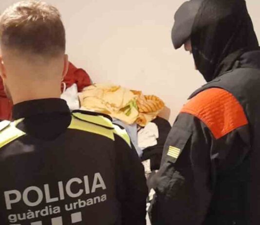 Cinco detenidos en tres narcopisos de Ciutat Vella Cinco detenidos en tres narcopisos de Ciutat Vella