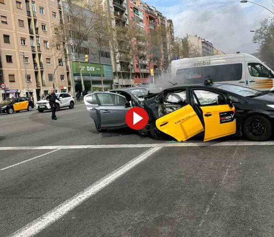 Cortada la Avenida Meridiana por un accidente entre un taxi y un turismo Cortada la Avenida Meridiana por un accidente entre un taxi y un turismo