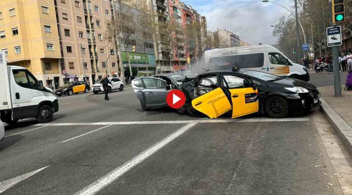 Cortada la Avenida Meridiana por un accidente entre un taxi y un turismo Cortada la Avenida Meridiana por un accidente entre un taxi y un turismo