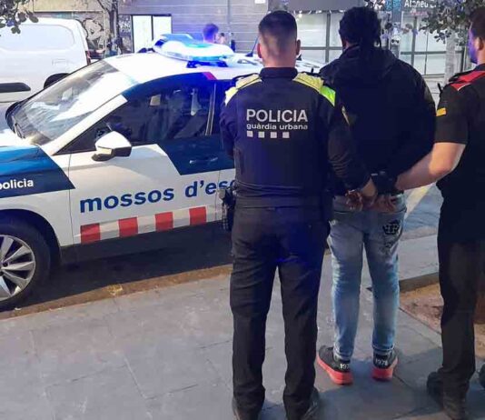 Desmantelan un punto de venta de droga en El Raval, con cinco detenidos Desmantelan un punto de venta de droga en El Raval, con cinco detenidos