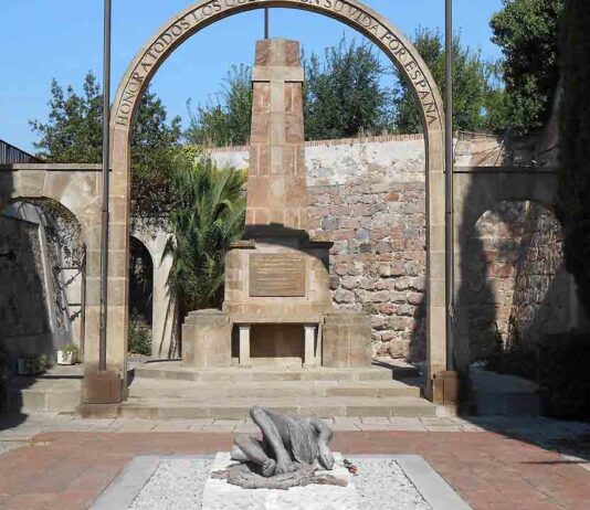 El Ayuntamiento retira el monumento franquista a los caídos de Montjuïc El Ayuntamiento retirará el monumento franquista a los caídos de Montjuïc