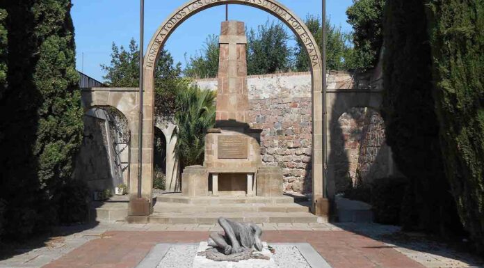 El Ayuntamiento retira el monumento franquista a los caídos de Montjuïc El Ayuntamiento retirará el monumento franquista a los caídos de Montjuïc