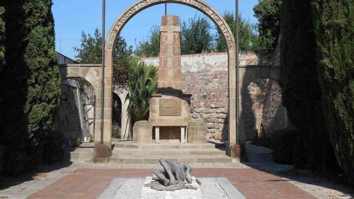 El Ayuntamiento retirará el monumento franquista a los caídos de Montjuïc