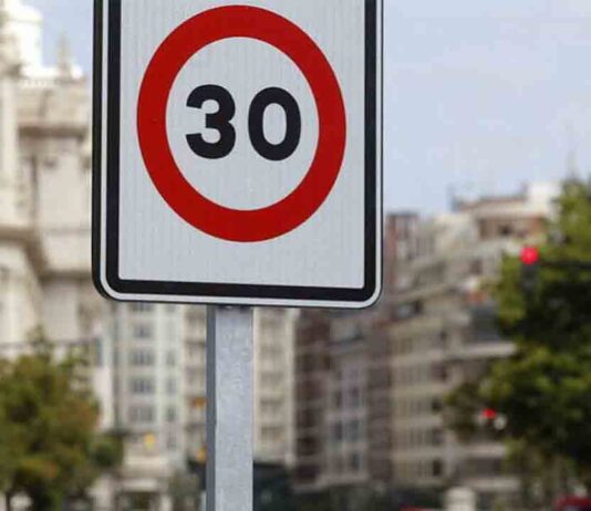 Estudian eliminar la limitación de 30 km/h en las escuelas cuando estén cerradas Estudian eliminar la limitación de 30 km/h en las escuelas cuando estén cerradas