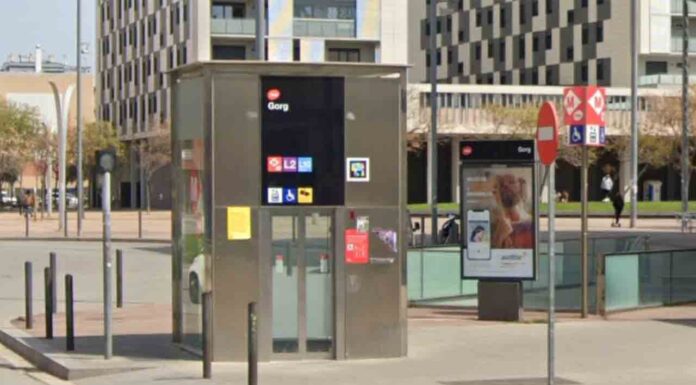 Muere una mujer en el Metro en Badalona tras quedarle el pie atascado entre el andén y un convoy Muere una mujer en el Metro en Badalona tras quedarle el pie atascado entre el andén y un convoy