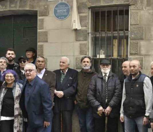 Gràcia homenajea a Moncho, “el Gitano del bolero”, con una placa en la calle Fraternitat Gràcia homenajea a Moncho, “el Gitano del bolero”, con una placa en la calle Fraternitat