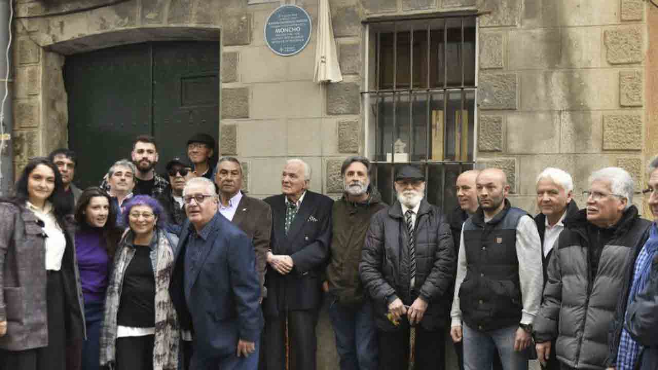 Gràcia homenajea a Moncho, “el Gitano del bolero”, con una placa en la calle Fraternitat