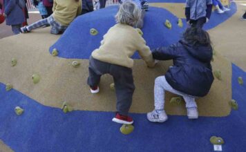 Gràcia inaugura la nueva área de juego infantil de la plaza Joanic