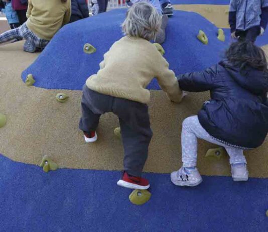 Grà cia inaugura la nueva área de juego infantil de la plaza Joanic Grà cia inaugura la nueva área de juego infantil de la plaza Joanic
