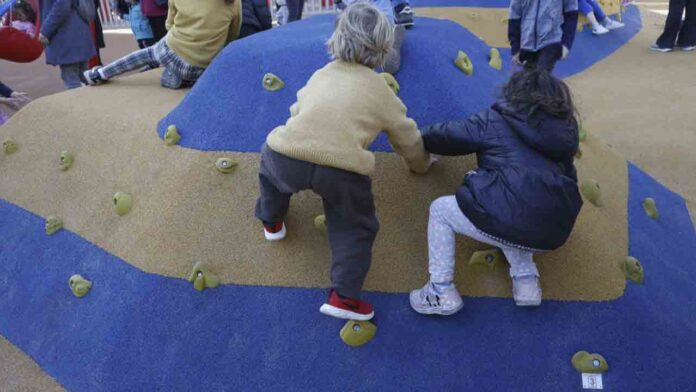 Gràcia inaugura la nueva área de juego infantil de la plaza Joanic