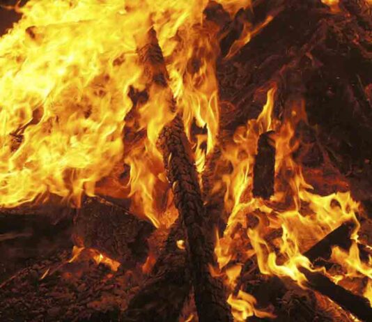 Verbenas y hogueras en Sant Martí la noche del 23 de junio Barcelona impulsa la declaración de las Hogueras de Sant Joan como bien cultural