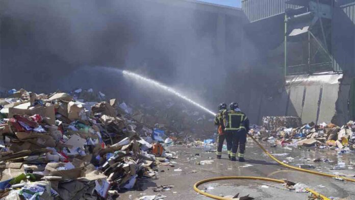 Incendio en una empresa de reciclaje de cartón de la Zona Franca