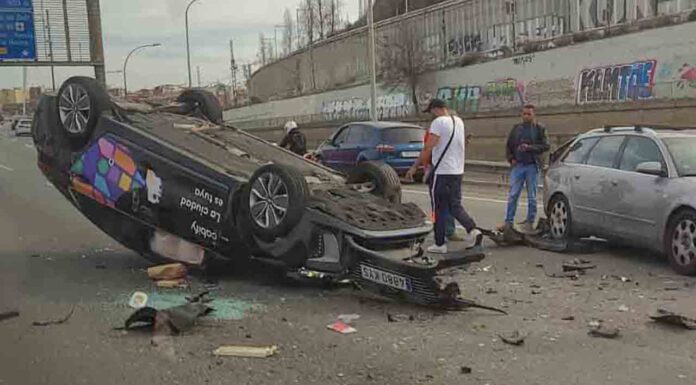 Retenciones en el Nus de la Trinitat por un Cabify volcado Retenciones en el Nus de la Trinitat por un Cabify volcado