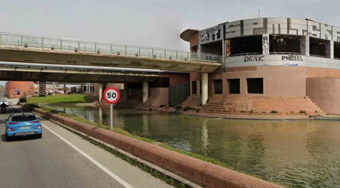 Un turista cae de un puente en la Ronda Litoral tras un robo violento Un turista cae de un puente en la Ronda Litoral tras un robo violento