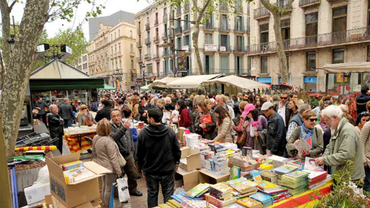 Barcelona recupera la Superilla literaria en la Rambla este Sant Jordi