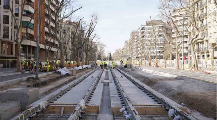 La conexión del tranvía por la Diagonal, sin fecha para terminarla Se instala la marquesina del tranvía en Sicilia, que unirá Glòries con Verdaguer