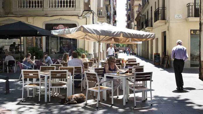 Ciutat Vella no renovará la licencia de terraza a más de 30 locales por infracciones
