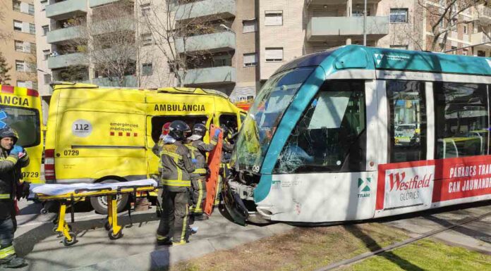 Un tranvía descarrila al chocar con una ambulancia en Glòries Un tranvía descarrila al chocar con una ambulancia en Glòries
