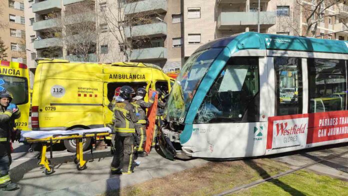 Un tranvía descarrila al chocar con una ambulancia en Glòries