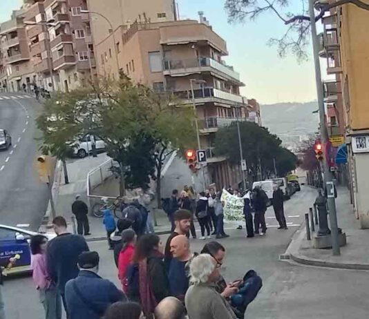 Vecinos del Turó de la Rovira piden acabar con las fiestas de los turistas en el barrio Vecinos del Turó de la Rovira piden acabar con las fiestas de los turistas en el barrio
