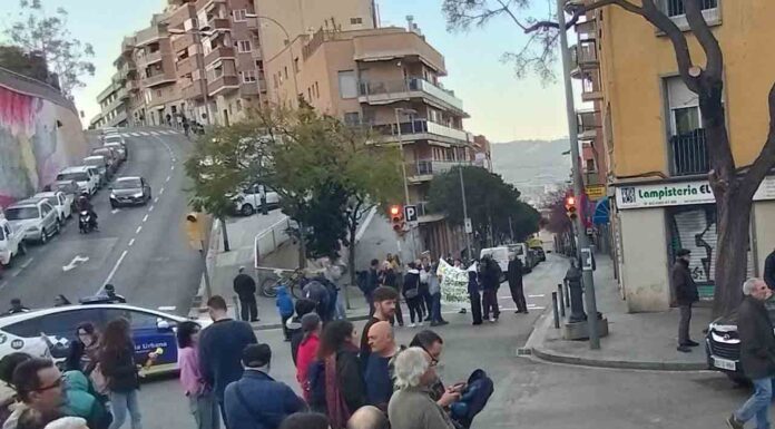Vecinos del Turó de la Rovira piden acabar con las fiestas de los turistas en el barrio Vecinos del Turó de la Rovira piden acabar con las fiestas de los turistas en el barrio