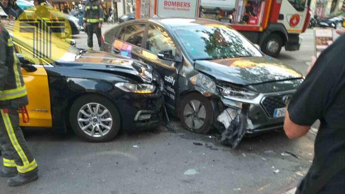 Aparatoso accidente entre un taxi y un Cabify en la Gran Vía