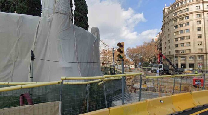 Cortado al tráfico Passeig Sant Joan entre València y Mallorca por las obras del tranvía Cortado al tráfico Passeig Sant Joan entre València y Mallorca por las obras del tranvía