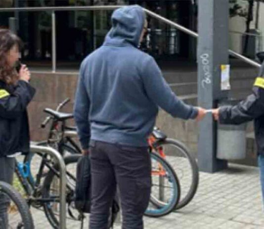 Detenidos siete falsos estudiantes que se colaban en las universidades para robar Detienen a siete falsos estudiantes con ochenta antecedentes que robaban ordenadores y móviles en campus universitarios