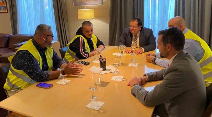 Interior destinará mas Mossos en el aeropuerto para combatir a los piratas del taxi Interior destinará mas Mossos en el aeropuerto para combatir a los piratas del taxi