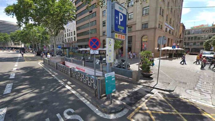 Una mujer sin carné atropella mortalmente a un hombre en el parking de Plaza de Catalunya