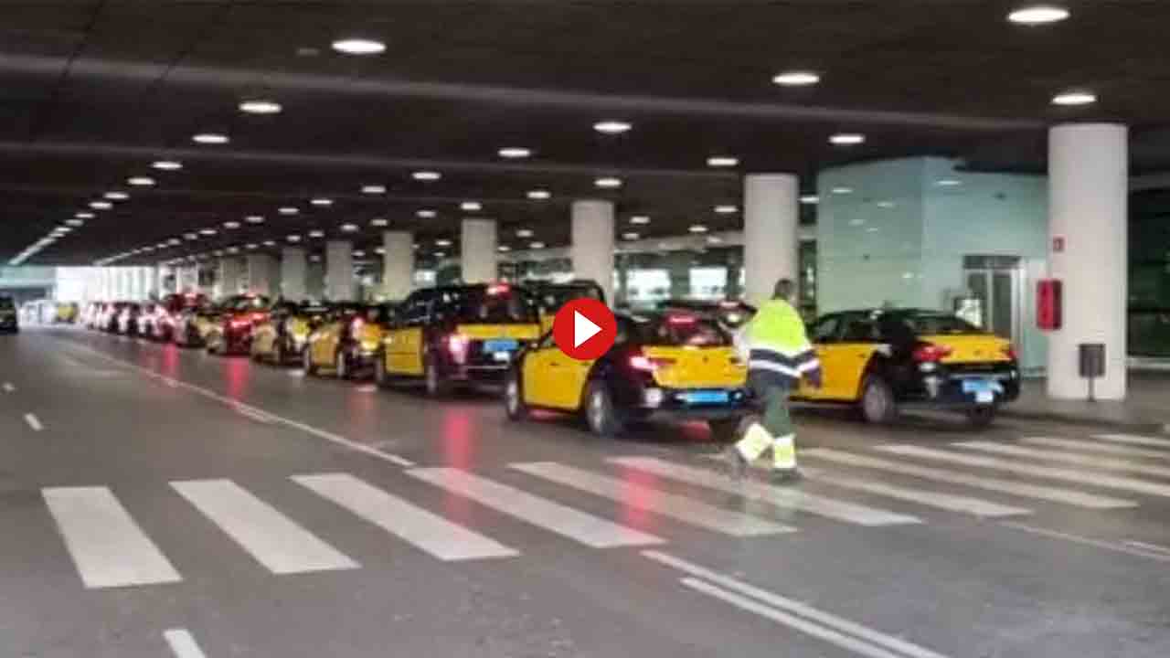 Pitada infernal de los taxistas en el Aeropuerto de El Prat
