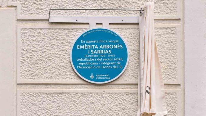 Placa a Emérita Arbonès i Sarrias, integrante de la Asociación de Mujeres del 36