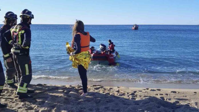 Rescatan a nueve personas que hacían deportes acuáticos en la playa
