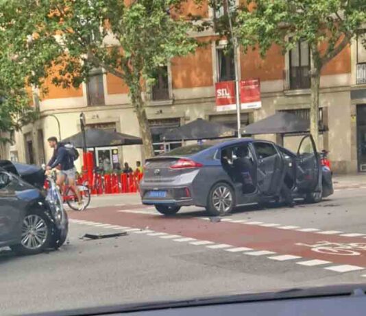 Accidente de un Cabify sin heridos en el Eixample Accidente de un Cabify sin heridos en el Eixample
