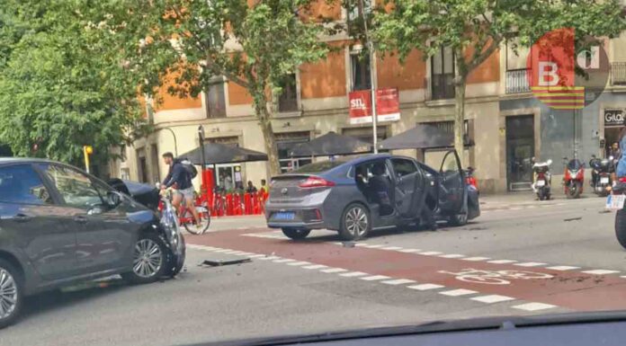 Accidente de un Cabify sin heridos en el Eixample Accidente de un Cabify sin heridos en el Eixample