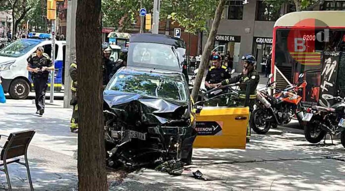 Vídeo | Accidente de un taxista en la Avenida del Paralelo Accidente de un taxista en la Avenida del Paralelo