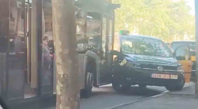 Accidente entre un bus y un taxi en la Gran Vía Accidente entre un bus y un taxi en la Gran Vía