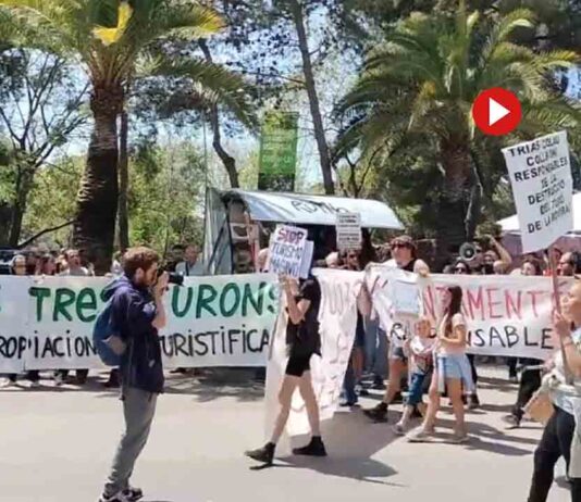 Bloquean los accesos al Park Güell en protesta contra el turismo Bloquean los accesos al Parc Güell en protesta contra el turismo