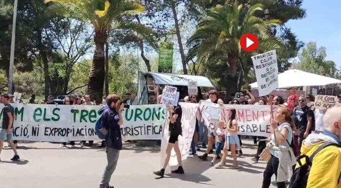 Bloquean los accesos al Park Güell en protesta contra el turismo Bloquean los accesos al Parc Güell en protesta contra el turismo