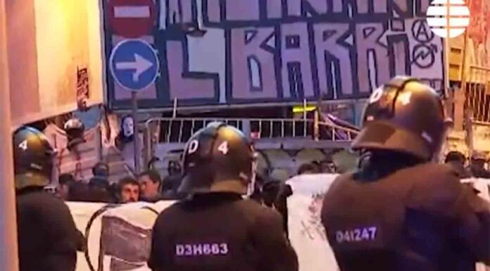 Contra manifestación por una protesta de la ultraderecha Desokupa El Síndic critica el gasto público en la Bonanova por el aviso de desalojo de Desokupa