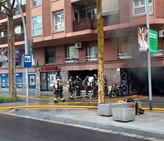 Incendio en el aparcamiento de un edificio en la Avenida Meridiana Incendio en el aparcamiento de un edificio en la Avenida Meridiana