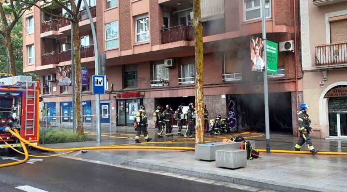 Incendio en el aparcamiento de un edificio en la Avenida Meridiana Incendio en el aparcamiento de un edificio en la Avenida Meridiana